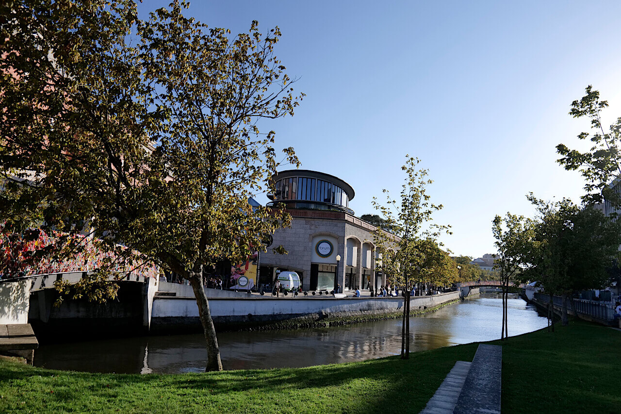 Vista da Ria de Aveiro e do Centro Comercial Fórum Aveiro. Ambos à distância de um tranquilo passeio do NB Life.